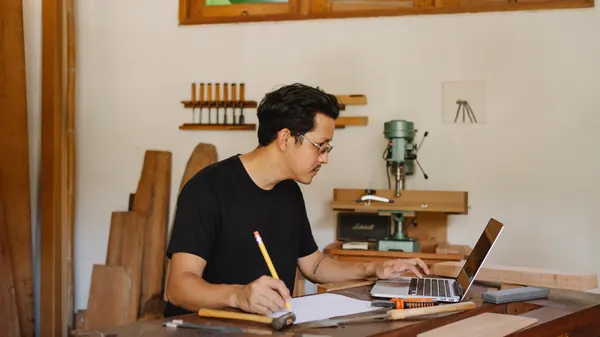 Artisane au travail dans son atelier