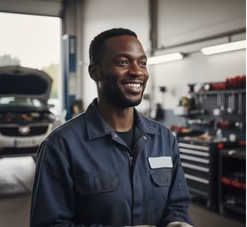 une personne travaillant dans l'automobile