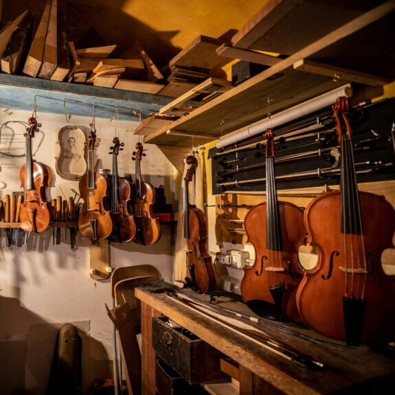 Comment devenir luthier et lancer son activité ?